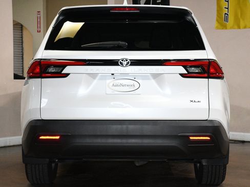Used 2024 Toyota Grand Highlander FWD image 2