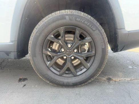 Certified 2024 Jeep Grand Cherokee L Altitude image 26