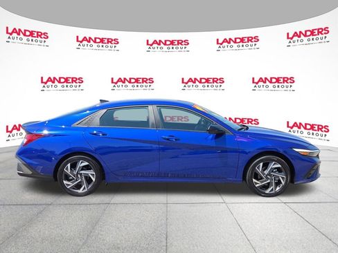 Used 2025 Hyundai Elantra SEL FWD image 2
