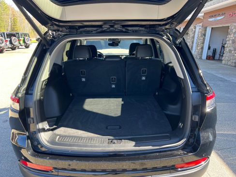 Used 2023 Jeep Grand Cherokee Limited w/ Black Appearance Package image 21