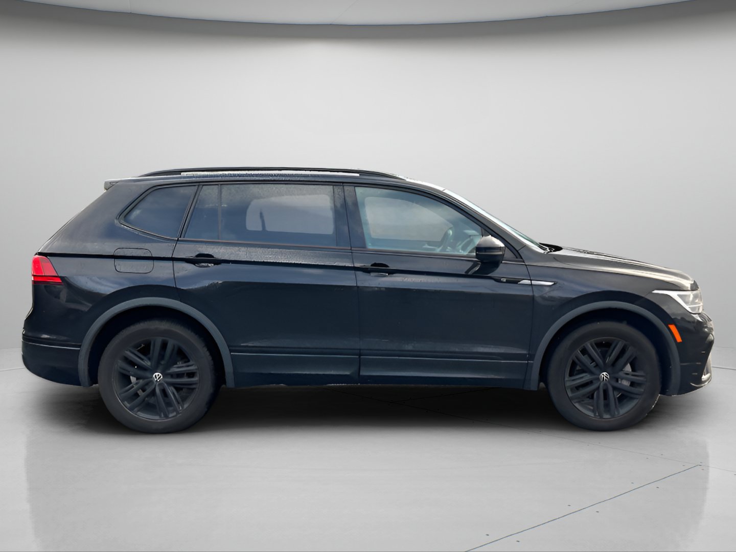 Used 2022 Volkswagen Tiguan SE R-Line AWD/4WD image 4