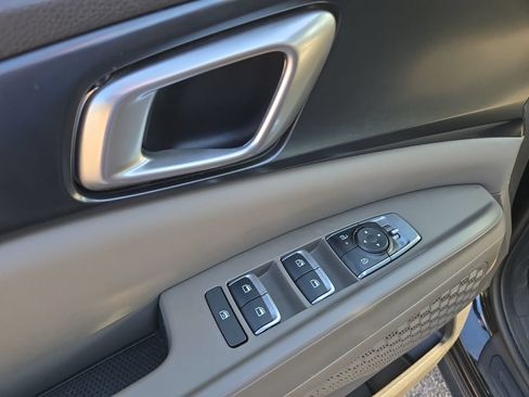 Used 2026 Kia Carnival FWD image 17