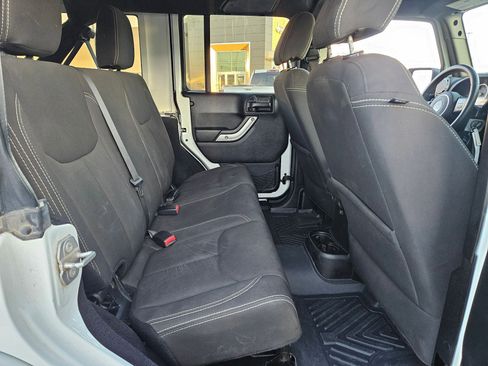 Used 2018 Jeep Wrangler Unlimited Sahara image 18