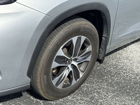 Used 2022 Toyota Highlander XLE image 5