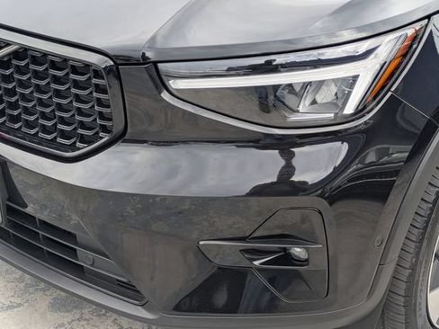 Used 2025 Volvo XC40 B5 Plus AWD/4WD image 9