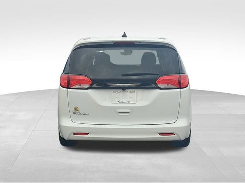 Used 2023 Chrysler Voyager LX image 8