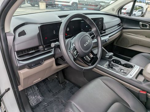 Used 2025 Kia Carnival FWD image 17