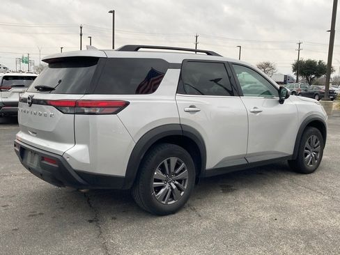 Used 2025 Nissan Pathfinder SV image 5