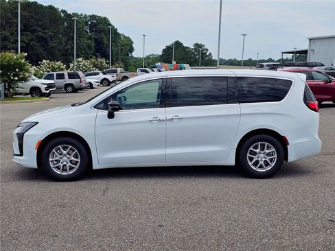 New 2027 Chrysler Pacifica Select FWD image 13