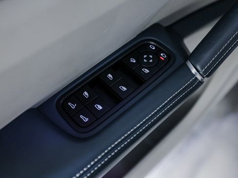 Certified 2023 Porsche Cayenne Platinum Edition image 23