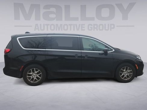 Used 2024 Chrysler Pacifica Touring-L image 6
