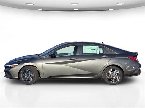 New 2025 Hyundai Elantra SEL image 2