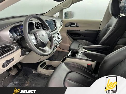 Used 2023 Chrysler Pacifica Touring-L FWD image 11