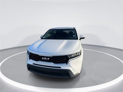 Used 2022 Kia Sorento LX image 4