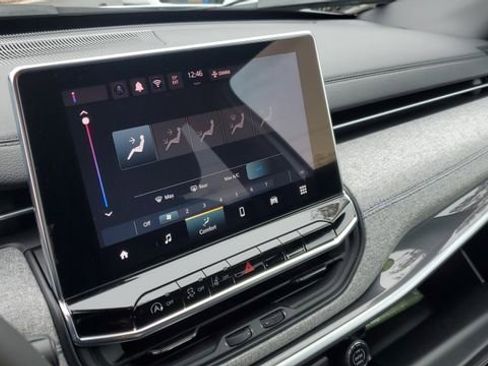 Certified 2024 Jeep Compass Latitude image 12