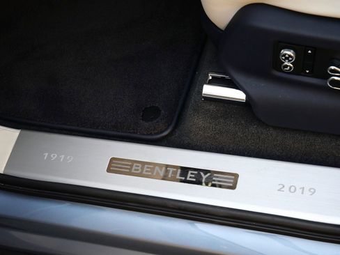 Used 2019 Bentley Bentayga AWD/4WD image 16