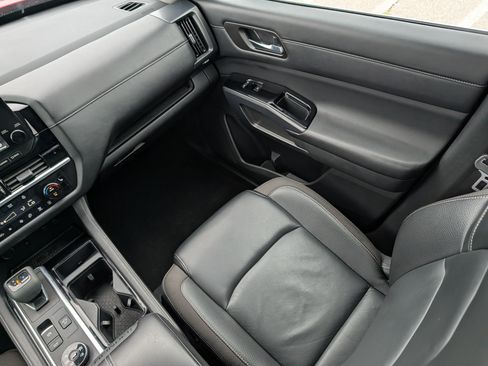 Used 2023 Nissan Pathfinder SL AWD/4WD image 11