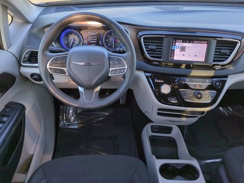 Used 2023 Chrysler Voyager LX image 15