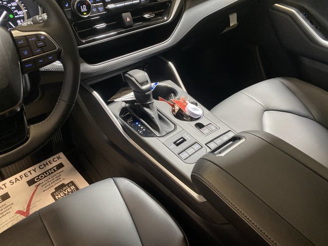 Used 2021 Toyota Highlander XLE AWD/4WD image 20