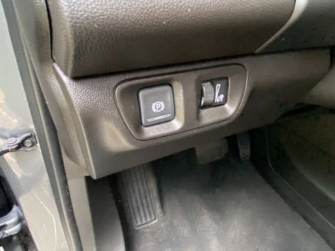 Used 2022 GMC Acadia SLE FWD image 17