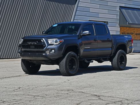 Used 2017 Toyota Tacoma TRD Off-Road image 2