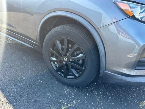 Used 2019 Nissan Rogue SV FWD image 3