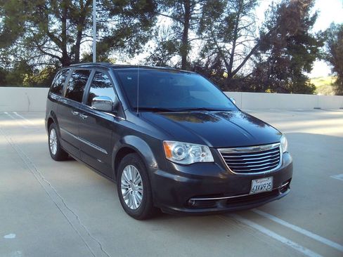 Used 2012 Chrysler Town & Country Limited w/ Luxury Group image 1