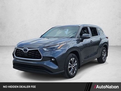 Used 2024 Toyota Highlander XLE AWD/4WD image 1
