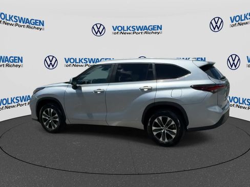 Used 2025 Toyota Highlander XLE FWD image 5