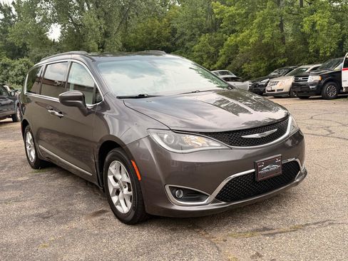 Used 2017 Chrysler Pacifica Touring-L w/ Tire & Wheel Group FWD image 9