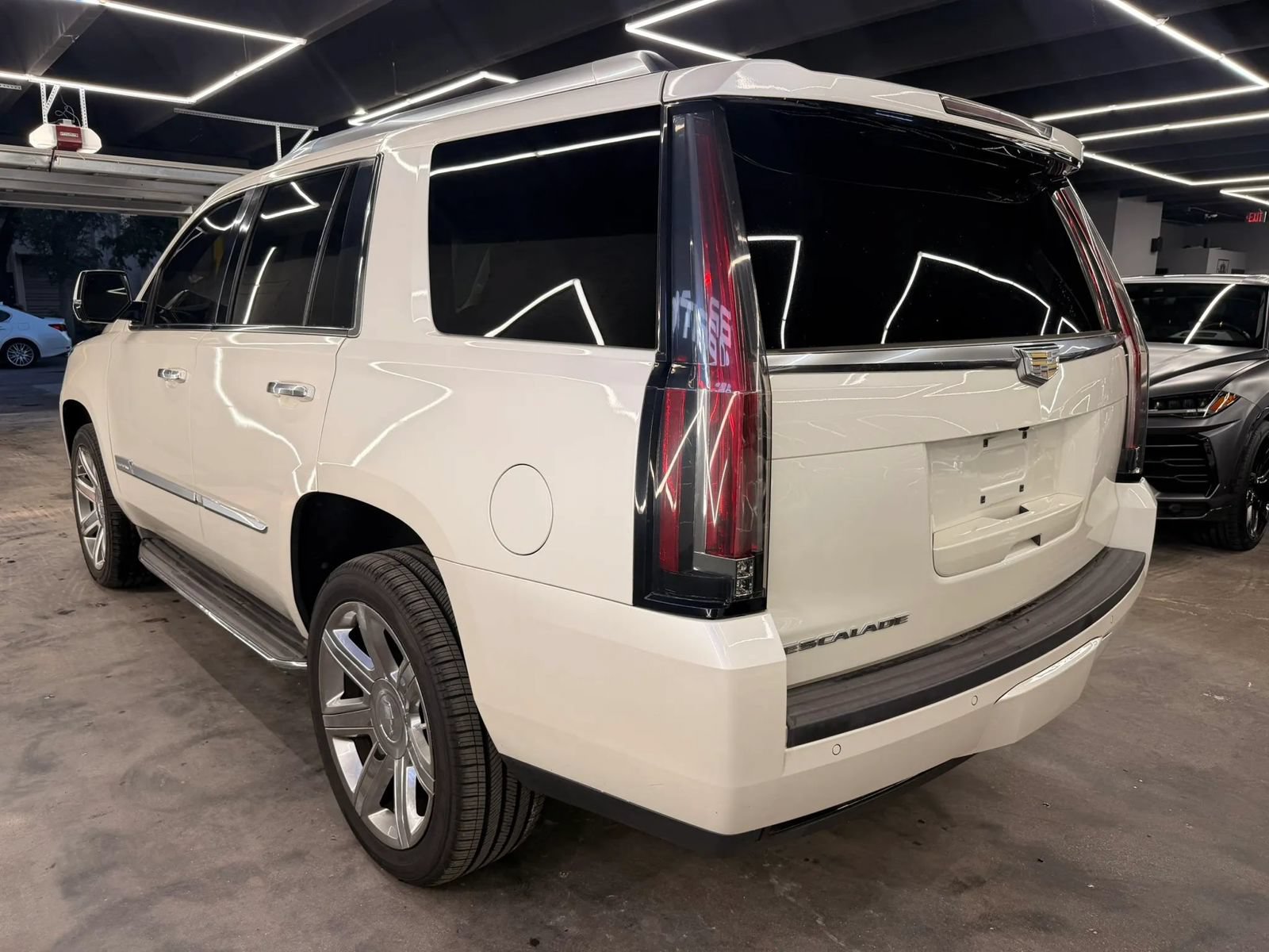 Used 2015 Cadillac Escalade Luxury RWD image 4