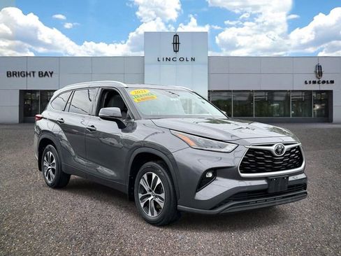 Used 2021 Toyota Highlander XLE AWD/4WD image 1