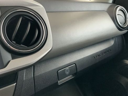 Used 2018 Toyota Tacoma SR5 image 31