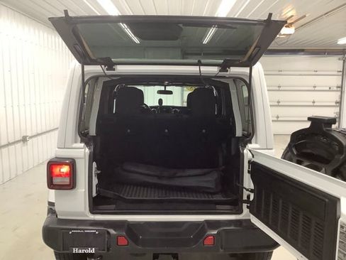 Used 2018 Jeep Wrangler Unlimited Sahara w/ Cold Weather Group AWD/4WD image 5