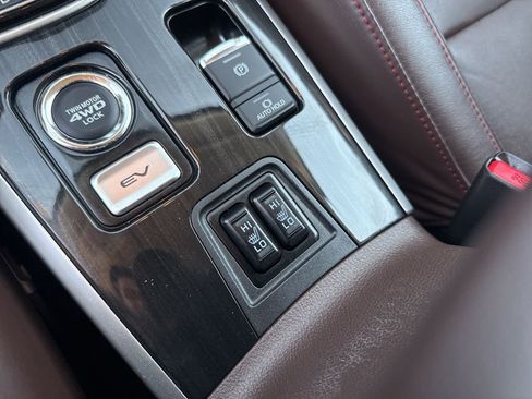 Used 2018 Mitsubishi Outlander 4WD Plug-In Hybrid image 30