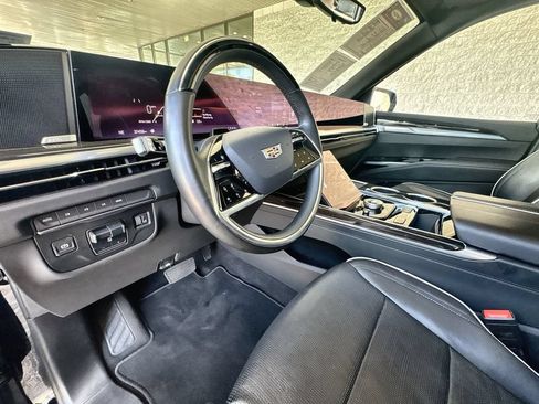 Certified 2025 Cadillac Escalade Premium Luxury AWD/4WD image 10
