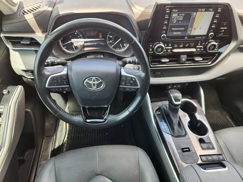 Certified 2021 Toyota Highlander Limited FWD image 27
