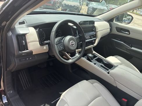 Used 2025 Nissan Pathfinder SL FWD image 18