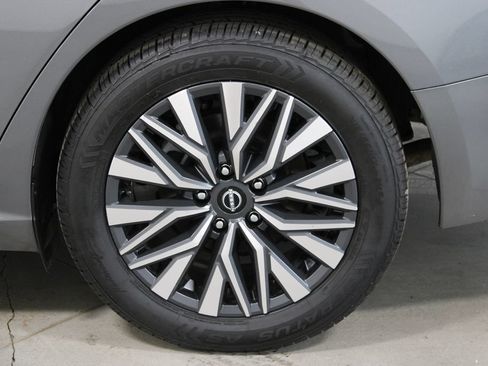 Used 2024 Nissan Altima 2.5 SV FWD image 16