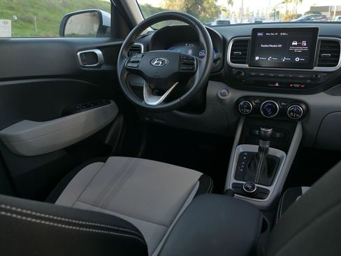 Used 2025 Hyundai Venue SEL image 24