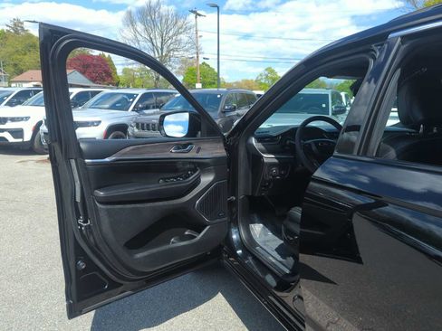 Used 2023 Jeep Grand Cherokee Overland AWD/4WD image 11
