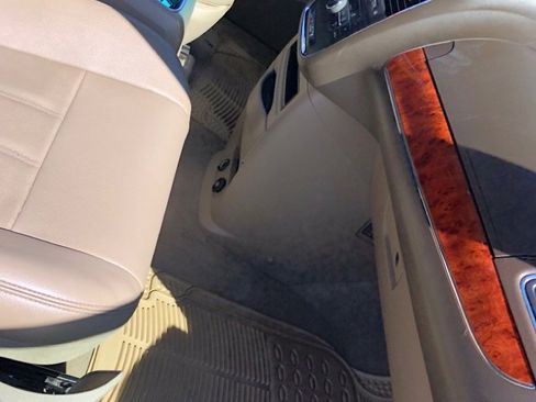 Used 2014 Chrysler Town & Country Touring image 10