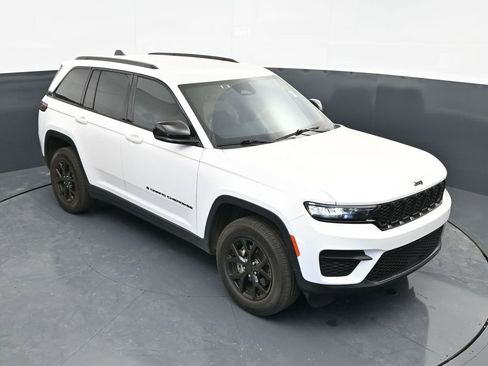 Used 2024 Jeep Grand Cherokee Altitude AWD/4WD image 31
