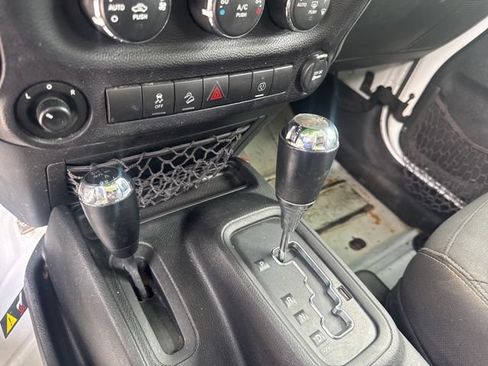 Used 2017 Jeep Wrangler Unlimited Rubicon AWD/4WD image 16