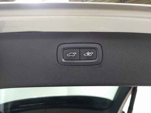 Used 2020 Volvo XC90 T6 Momentum w/ Protection Package Premier image 9