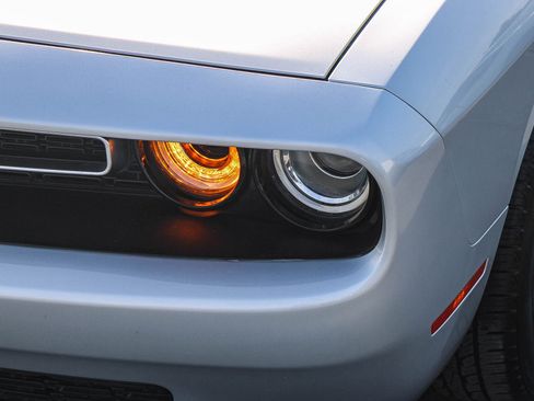 Used 2019 Dodge Challenger SXT image 5