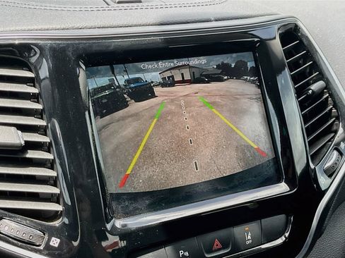 Used 2019 Jeep Cherokee Limited w/ Technology Group FWD image 14