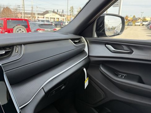 New 2025 Jeep Grand Cherokee L Altitude image 21