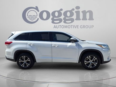 Used 2018 Toyota Highlander Plus FWD image 7