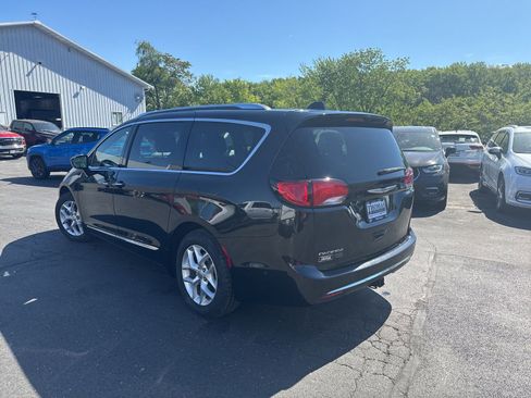 Used 2019 Chrysler Pacifica Touring-L FWD image 5
